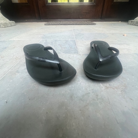 BRAND NEW DARK OLIVE FITFLOPS -US 7- IN BOX - 2 PAIRS - Picture 2 of 5